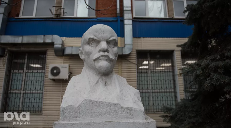 Бюст Ленина во дворе БЦ «Кавказ» на улице Коммунаров &copy;&nbsp;Фото Елены Синеок, Юга.ру