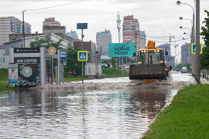 Последствия ливня на улице Московской &copy;&nbsp;Фото Дмитрия Пославского, Юга.ру