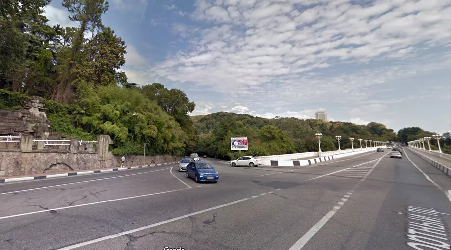 Пересечение Аллеи Челтенхема с автодорогой «Сочи – Хоста» &copy;&nbsp;Скриншот сайта Google.com/maps