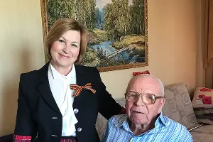 Руководство Банка ЗЕНИТ Сочи поздравляет ветерана ВОВ с Днем Победы 9 мая 2017 г. &copy;&nbsp;Фото предоставлено пресс-службой Банка ЗЕНИТ Сочи