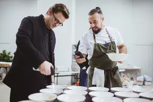 Ресторатор Борис Зарьков и бренд-шеф холдинга White Rabbit Family Владимир Мухин &copy;&nbsp;Фото предоставлено организаторами фестиваля IKRA