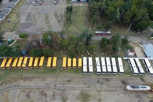 Кладбище школьных автобусов в Краснодаре © Фото из инстаграма «Туподар Краснодар», instagram.com/typodar