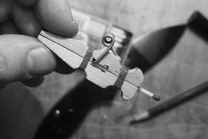 Самострел из спички и прищепки © Кадр из видео канала «MegaShow TV» на youtube.com