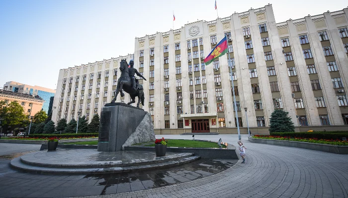 Здание администрации Краснодарского края  &copy;&nbsp;Елена Синеок, ЮГА.ру