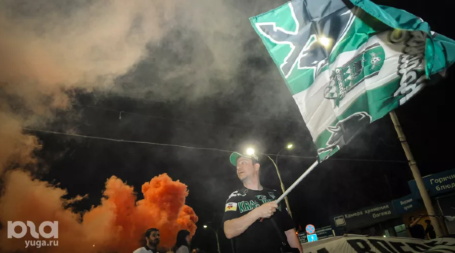 Фанаты ФК "Краснодар" встретили команду в аэропорту &copy;&nbsp;Елена Синеок, ЮГА.ру