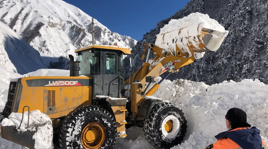 Дорожники расчищают Транскам от снега &copy;&nbsp;Фото пресс-службы ФКУ Упрдор &laquo;Кавказ&raquo;