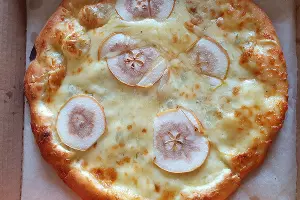 Пицца 4 сыра от &laquo;Уни пиццы&raquo; &copy;&nbsp;Фото Марины Солошко, Юга.ру