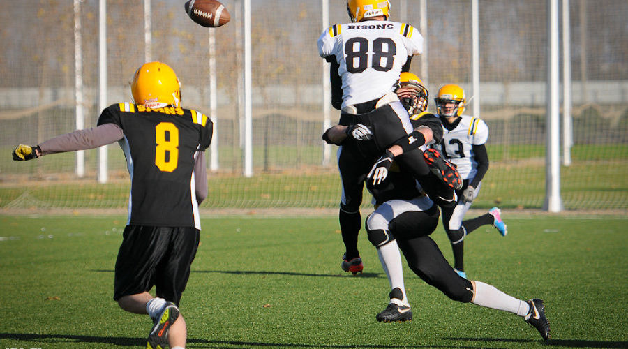 Тренировка по американскому футболу краснодарских "Бизонов" © Елена Синеок, ЮГА.ру