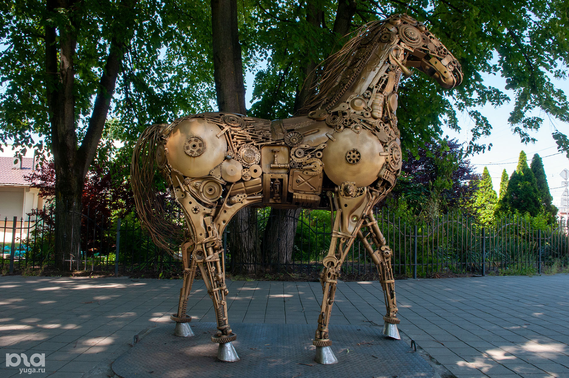 Скульптура «Механическая кобыла» в Молодежном сквере © Фото Дмитрия Пославского, Юга.ру