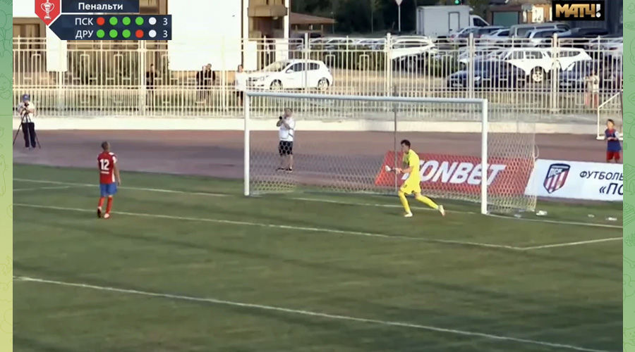 Юрий Федосеев из динского ПСК (в красной форме) наблюдает за полетом мяча после своего удара с пенальти в ворота майкопской «Дружбы» © Скриншот видео телеграм-канала «FONBET Кубок России», t.me/russiancup_official