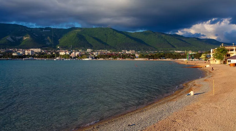 Пляж в Геленджике &copy;&nbsp;Фото aleksnt, freepik.com