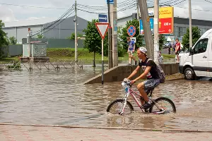 Последствия ливня на улице Московской &copy;&nbsp;Фото Дмитрия Пославского, Юга.ру
