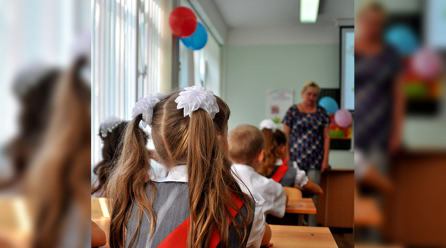 пацаны в школе. в российских школах запретят приносить в школу телефон. школа в мариуполе открылась. школьник сутулится. самая первая школа в челябинске.