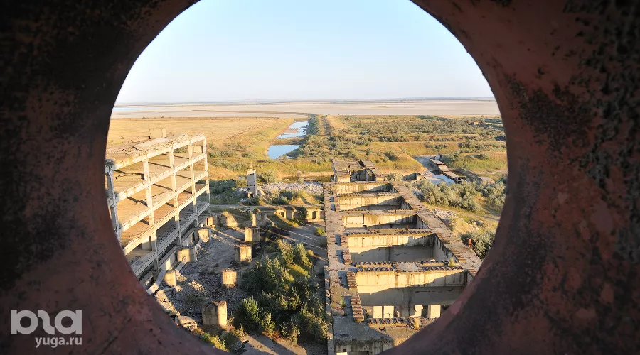 Вид из реакторного цеха заброшенной Крымской АЭС рядом с городом Щелкино &copy;&nbsp;Фото Кирилла Достова, Юга.ру