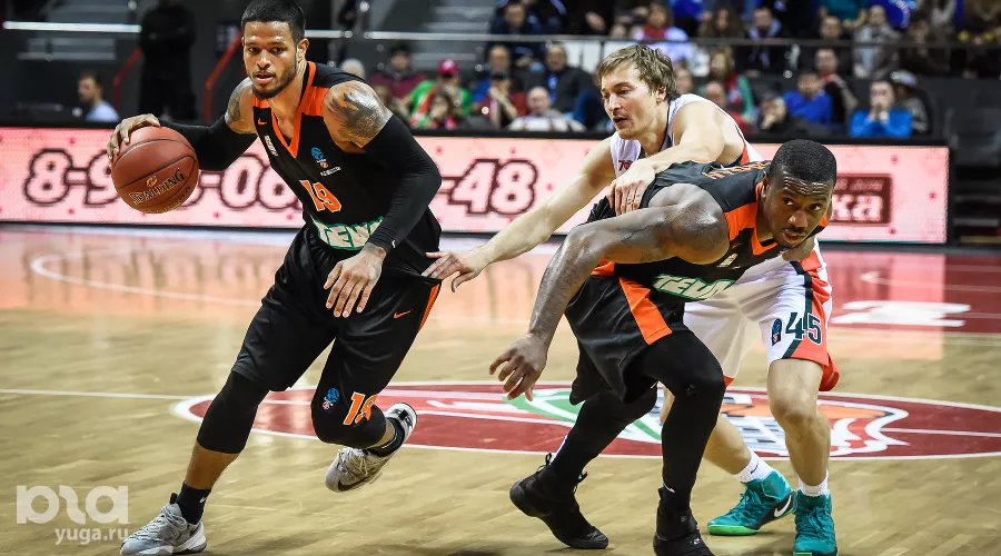 "Локомотив-Кубань" проиграл немецкому "Ратиофарм Ульму" в матче Еврокубка в Краснодаре. Крис Бэбб (№ 19), Райан Брокхофф &copy;&nbsp;Елена Синеок, ЮГА.ру
