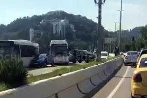 ДТП на Хостинском мосту, 9 июля 2022 г. &copy;&nbsp;Скриншот видео телеграм-канала &laquo;ЧП Сочи&raquo;, t.me/chp_sochi