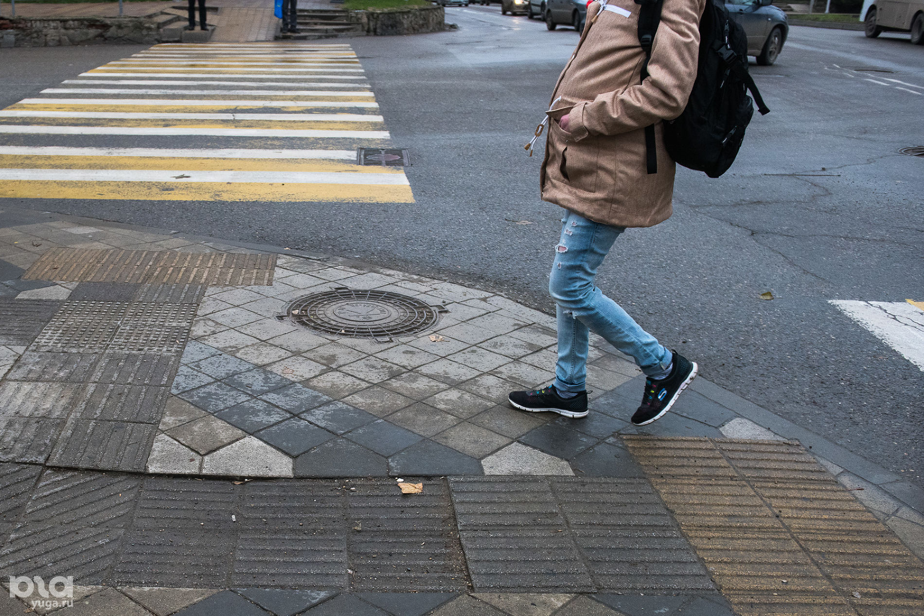 Направляющая и предупреждающая плитка перед пешеходным переходом © Фото Елены Синеок, Юга.ру