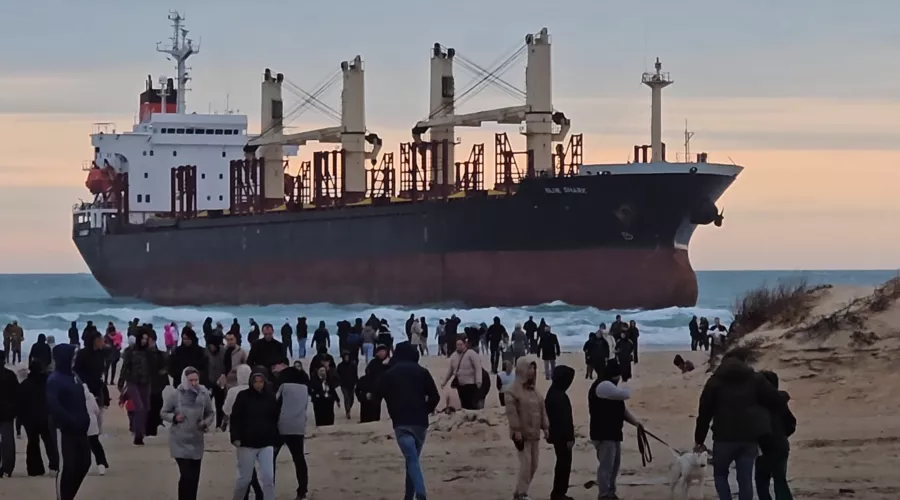 Сухогруз Blue Shark под Анапой &copy;&nbsp;Скриншот ютуб-канала YuraOZ