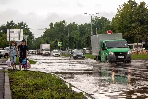 Последствия ливня на улице Московской &copy;&nbsp;Фото Дмитрия Пославского, Юга.ру