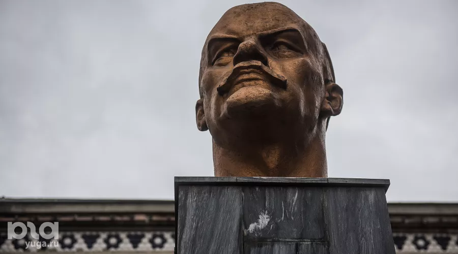 Бюст Ленина перед зданием фарфоро-фаянсового завода «Чайка» &copy;&nbsp;Фото Елены Синеок, Юга.ру