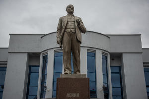 Памятник Ленину на площади перед ДК ЖД © Фото Елены Синеок, Юга.ру