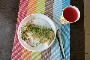 Блин &laquo;Муромский&raquo; и ягодный морс в кафе &laquo;Ладушка&raquo; &copy;&nbsp;Фото Леси Шубиной, Юга.ру