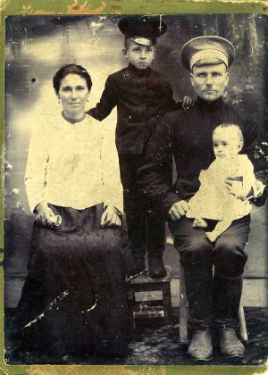 Фото с сайта «Кубанская генеалогия», http://kubangenealogy.ucoz.ru, Марк Семенович Маздор, жена Акулина, сын Николай, дочь Раиса, 1929 г.