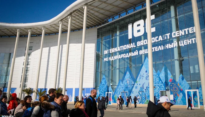 Журналисты у входа в главный медиацентр сочинской Олимпиады &copy;&nbsp;Елена Синеок, ЮГА.ру