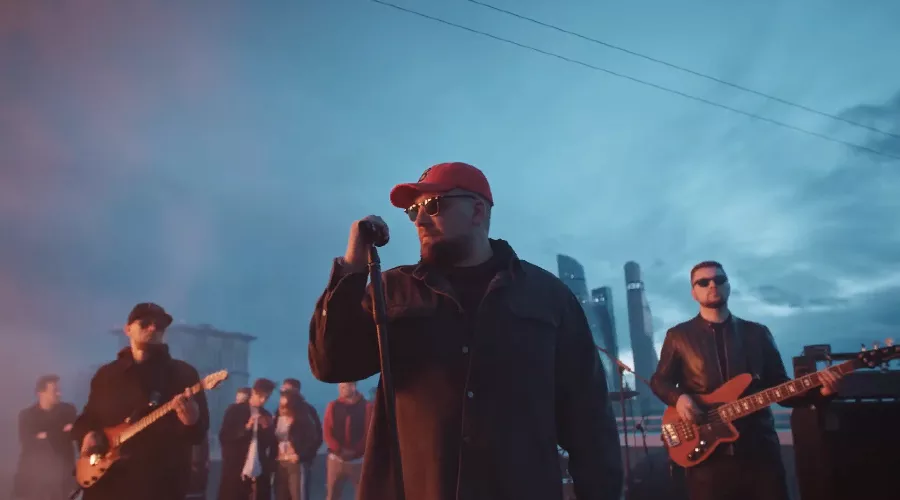 Кадр из клипа Басты к треку «На заре («Альянс» Cover)» &copy;&nbsp;Скриншот видео на ютуб-канале Gazgolder