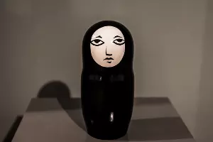 Выставка аукциона MOST, &laquo;Русская печальная матрешка&raquo;, Sadface &copy;&nbsp;Фото Елены Синеок, Юга.ру