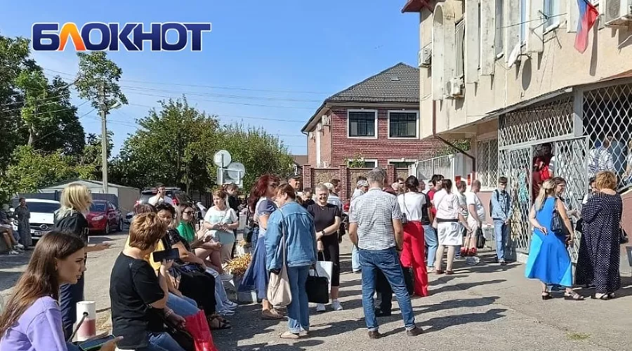  &copy;&nbsp;фото &laquo;Блокнот Краснодара&raquo; https://bloknot-krasnodar.ru/news/v-krasnodare-sotni-lyudey-shturmuyut-voenkomaty-1652747