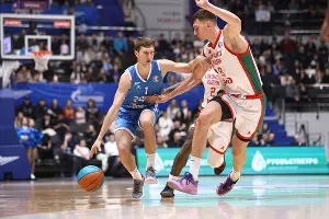 Центровой «Локо» Андрей Мартюк пытается остановить защитника «Зенита» Александра Щербенева; 11 января 2025 г. &copy;&nbsp;Фото предоставлено пресс-службой Единой лиги ВТБ, Vtb-league.com