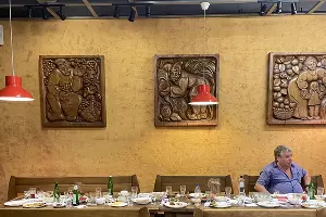 Деревянные барельефы 70-х годов в кафе &laquo;У Максима&raquo; &copy;&nbsp;Фото Динара Бурангулова