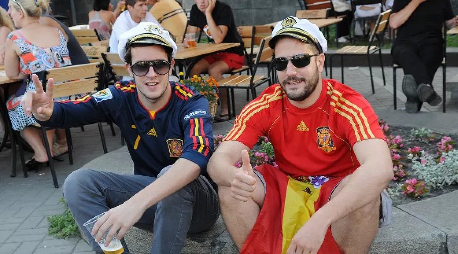 Футбольные фанаты готовятся к финалу Евро-2012 &copy;&nbsp;Елена Синеок. ЮГА.ру