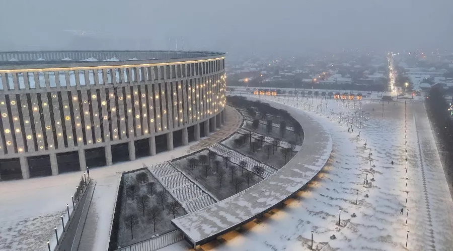 Стадион «Краснодар» под первым снегом. 22 декабря 2021 г. &copy;&nbsp;Фото Евгения Таранжина