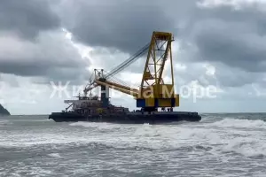 Плавкран, который прибило штормом к берегу пляжа «Факел» в Дивноморском 16 июня 2024 г. &copy;&nbsp;Скриншот видео телеграм-канала &laquo;Жизнь на море&raquo;, t.me/gelendgik