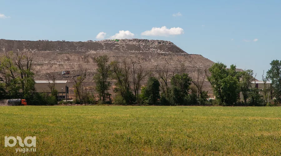 Сортировочный комплекс на фоне мусорного полигона под Краснодаром &copy;&nbsp;Фото Александра Гончаренко, Юга.ру