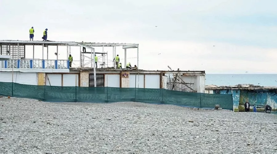 Реконструкция сочинского пляжа «Маяк» &copy;&nbsp;Скриншот публикации в телеграм-канале &laquo;КоммерсантЪ Сочи&raquo;, T.me/kommersant_sochi