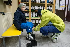 Слава Литвинов в пункте проката снаряжения &copy;&nbsp;Фото Екатерины Лызловой, Юга.ру