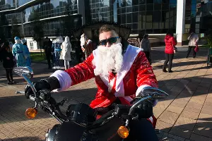 В Сочи прошел парад Дедов Морозов &copy;&nbsp;Никита Быков, ЮГА.ру