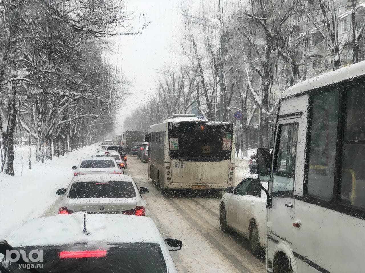 Снег на дороге. Транспорт ночью. Дорожная обстановка в краснодаре. Снег на дороге. Пробки краснодар.