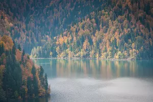 Вид на озеро Рица с другой стороны &copy;&nbsp;Елена Синеок, ЮГА.ру