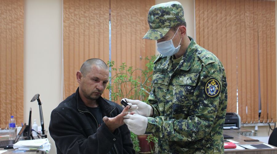 Проведение дактилоскопической экспертизы © Фото пресс-службы СУ СК РФ по Крыму