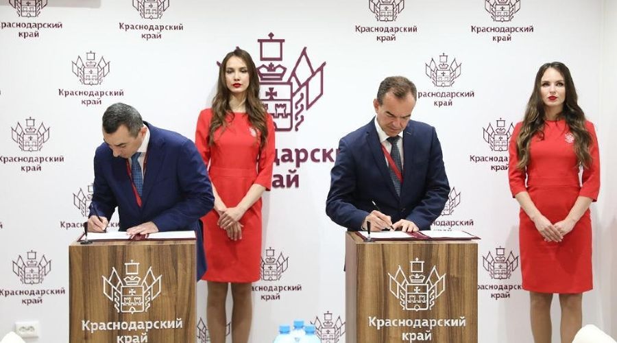 Слева собственник Alias Group Борис Юнанов, справа губернатор Краснодарского края Вениамин Кондратьев, ПМЭФ-2022 © Фото предоставлено пресс-службой администрации Краснодарского края