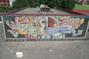 Мозаика на фасаде здания КГИКа, улица 40-летия Победы, 3 &copy;&nbsp;Фото Валерия Годадзе