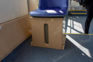 Индикатор запаса песка в «песочнице» теперь расположен под одним из кресел в салоне © Фото Дмитрия Пославского, Юга.ру