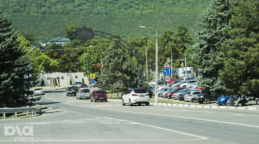Тут, на перекрестке, поворачиваем налево, если хотим на пляж Абрау. Если едем за сапбордами — то прямо, к пристани. Есть указатель &copy;&nbsp;Фото Евгения Мельченко, Юга.ру