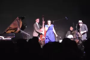 Концерт Моник Б. Томас &copy;&nbsp;Скриншот видео Didn’t It Rain Monique Thomas с YouTube-канала Eli Dan