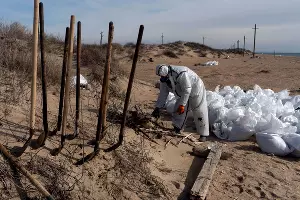 Уборка мазута волонтерами штаба «Шлагбаум» &copy;&nbsp;Фото Полины Безверхой, Юга.ру