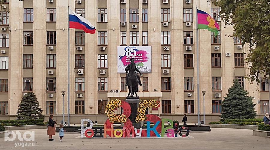 Праздничная инсталляция перед зданием Администрации Краснодарского края © Фото Иолины Грибковой, Юга.ру